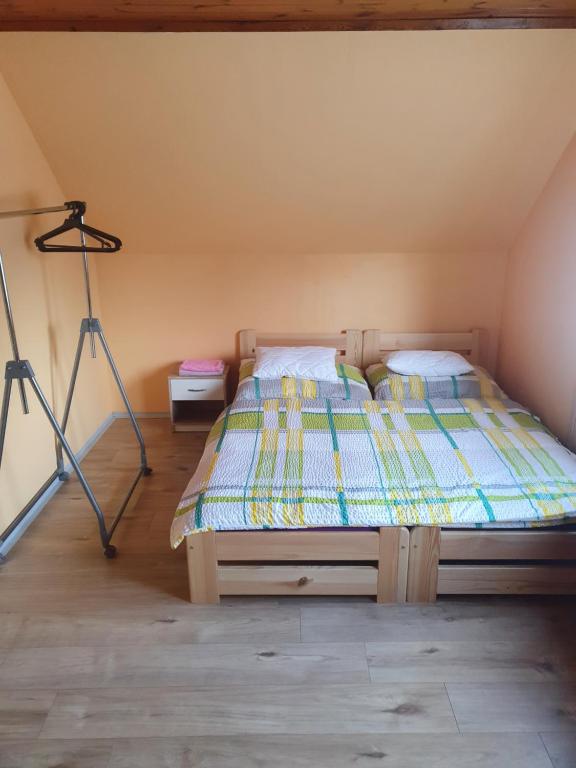 מיטה או מיטות בחדר ב-Ubytování v rodinném domě