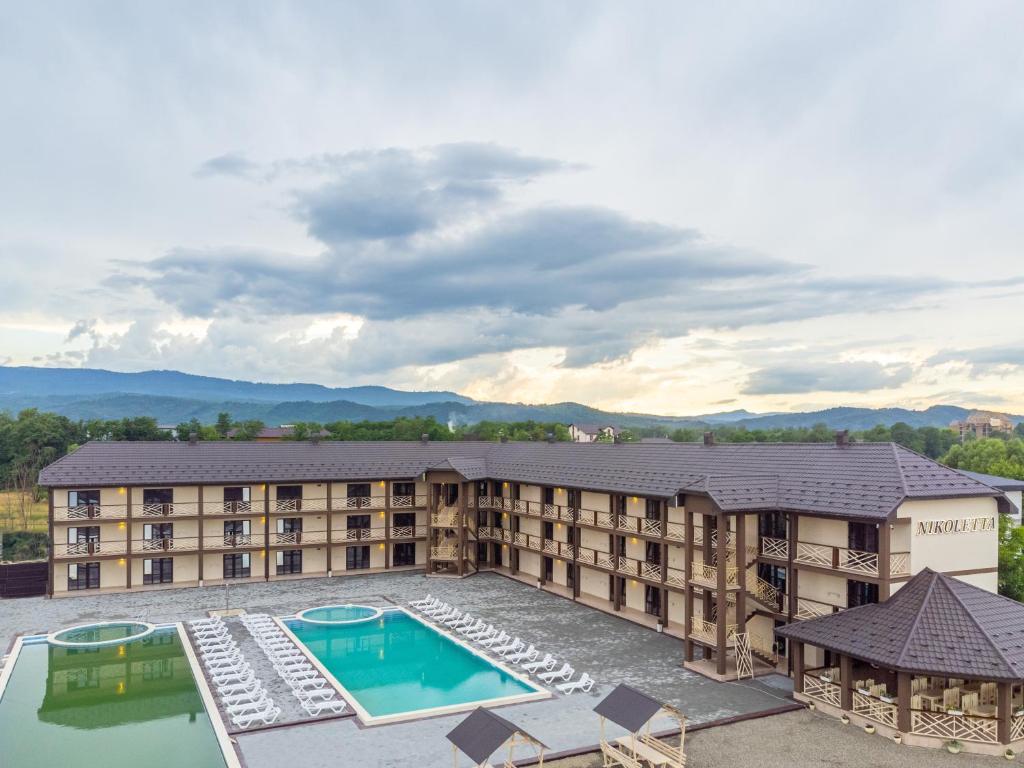 Nespecifikovaný výhled na hory nebo výhled na hory při pohledu z hotelu