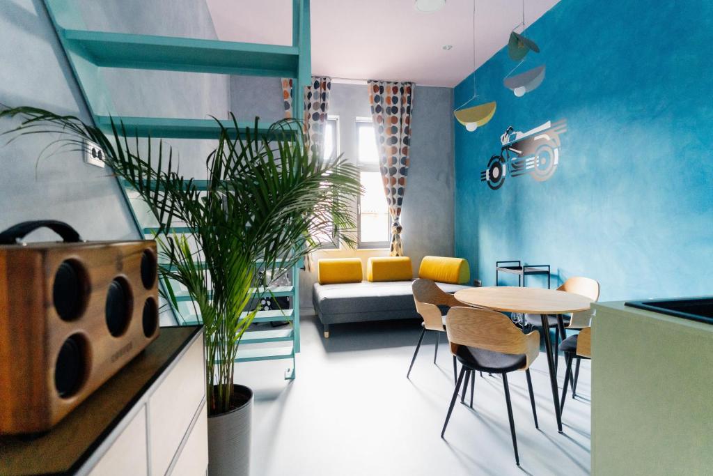 科佩爾的住宿－Tomosmatik Apartments Koper by Locap Group，配有桌椅和沙发的房间