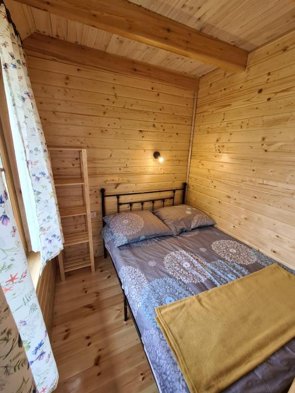 Posteľ alebo postele v izbe v ubytovaní Siedlisko nad jeziorem Skarlińskim 5B, mazury, jezioro, domek, bania