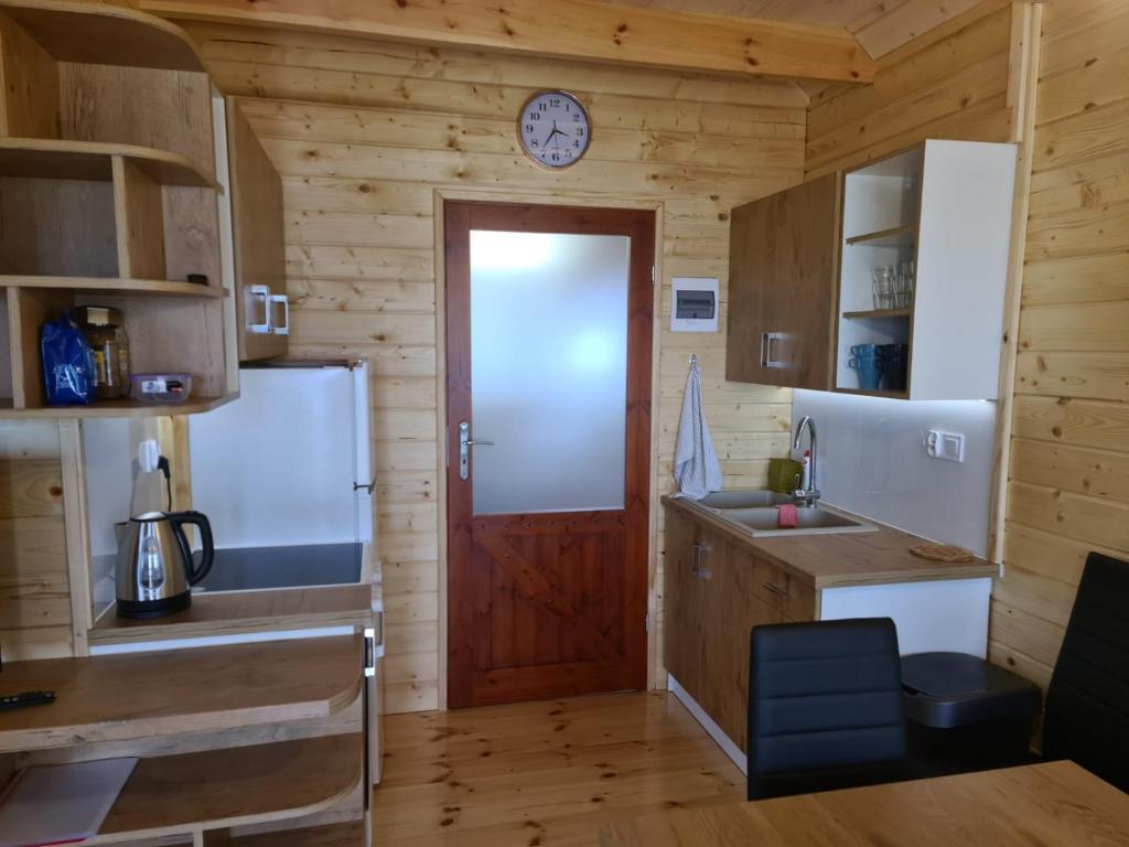 Kuchyňa alebo kuchynka v ubytovaní Siedlisko nad jeziorem Skarlińskim 5B, mazury, jezioro, domek, bania