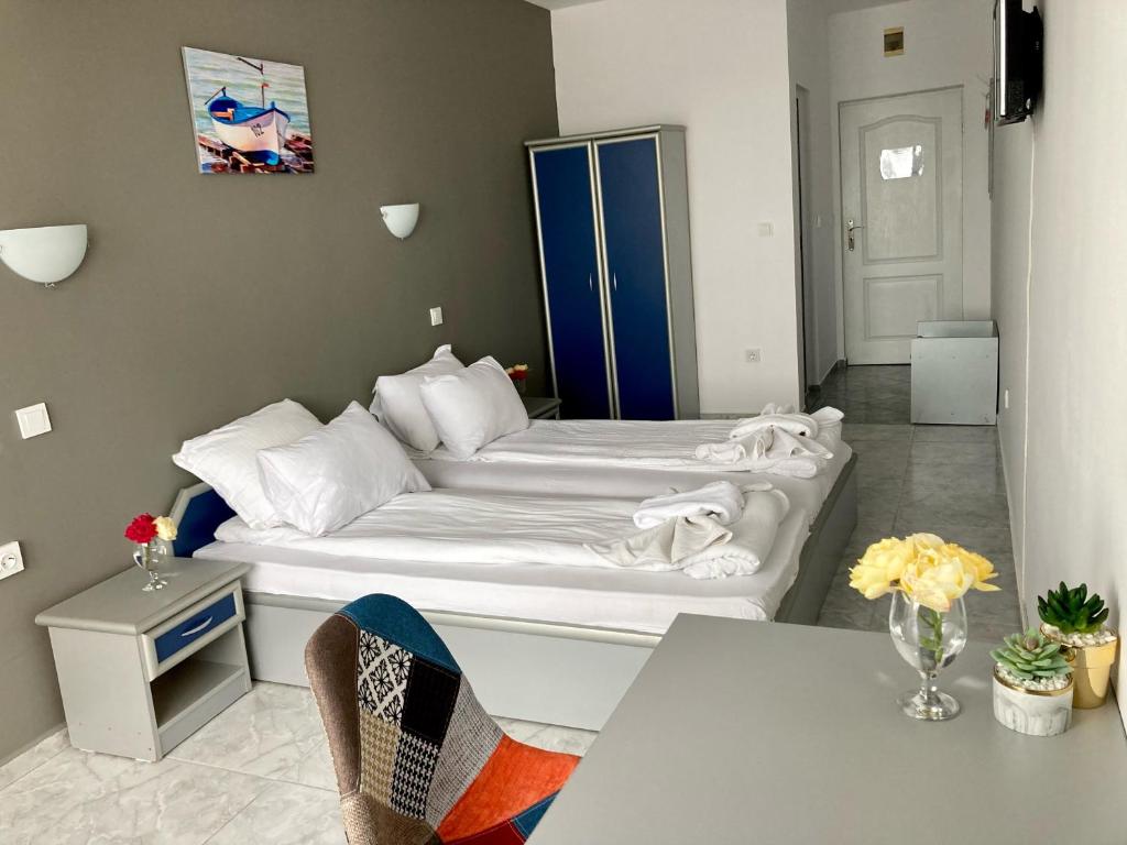 Postel nebo postele na pokoji v ubytování Plovdiv Hotel