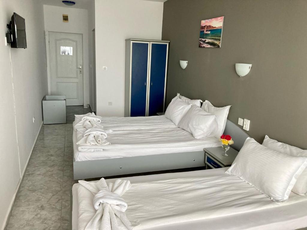 Postel nebo postele na pokoji v ubytování Plovdiv Hotel