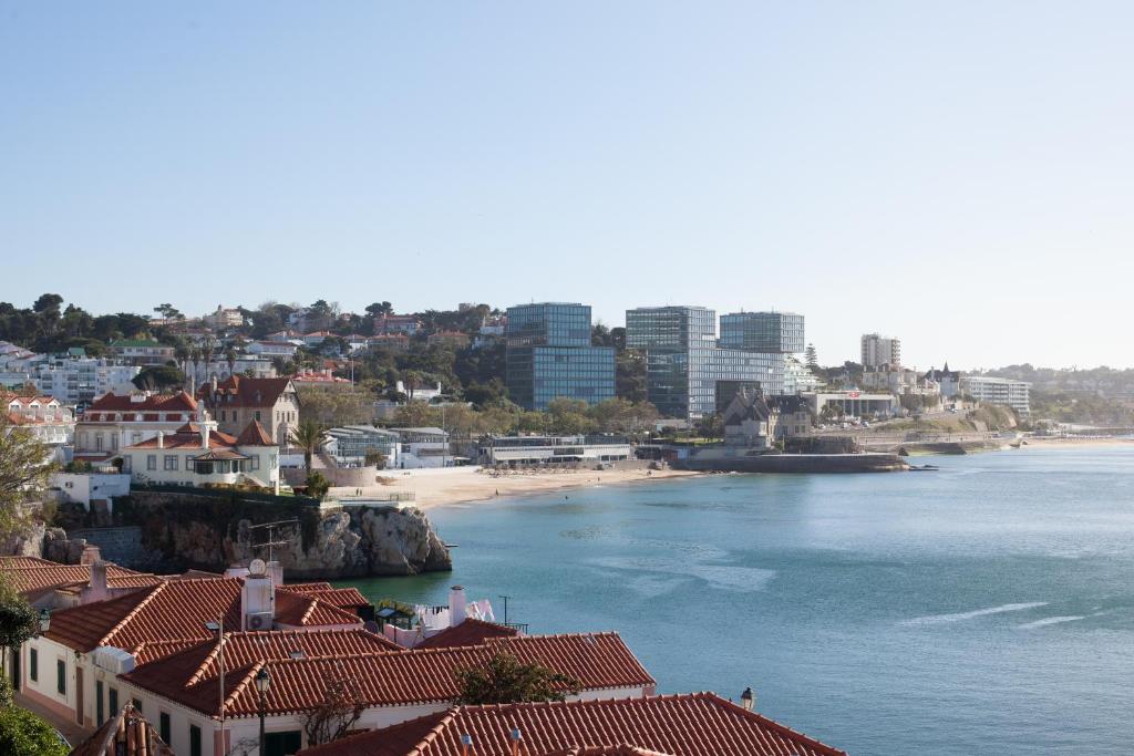 a view of a beach with buildings and the ocean at Villa Cascais Boutique Hotel in Cascais