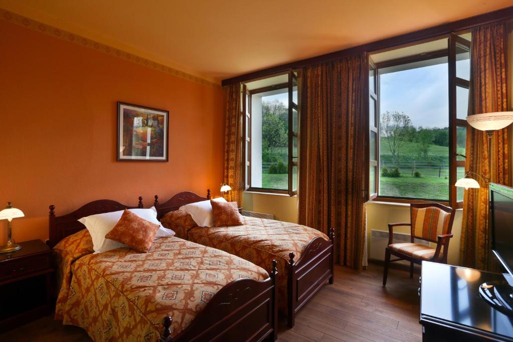 Postel nebo postele na pokoji v ubytování Romantic Hotel Mlýn Karlstejn