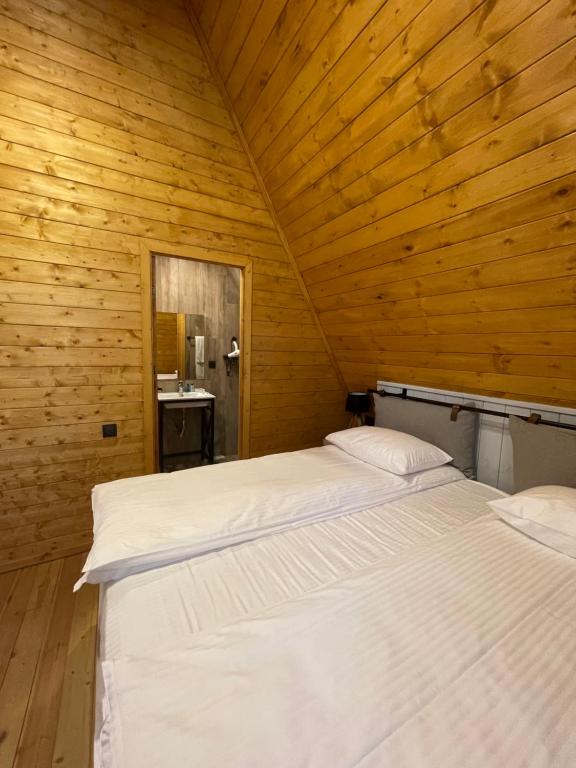 Postel nebo postele na pokoji v ubytování Kirovi Tun