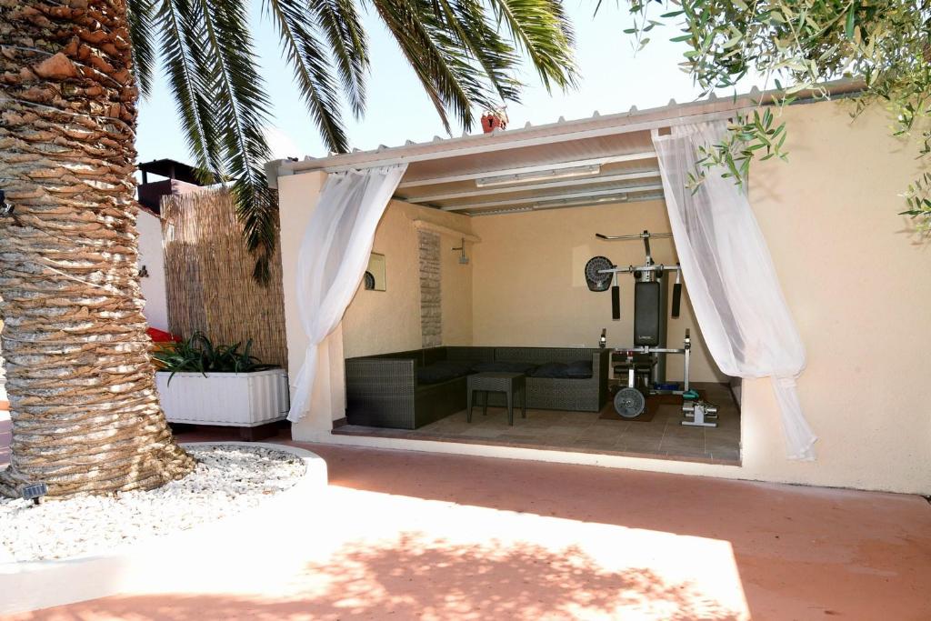 Patio lub wspólna przestrzeń na świeżym powietrzu w obiekcie Holiday Home Villa Margherita