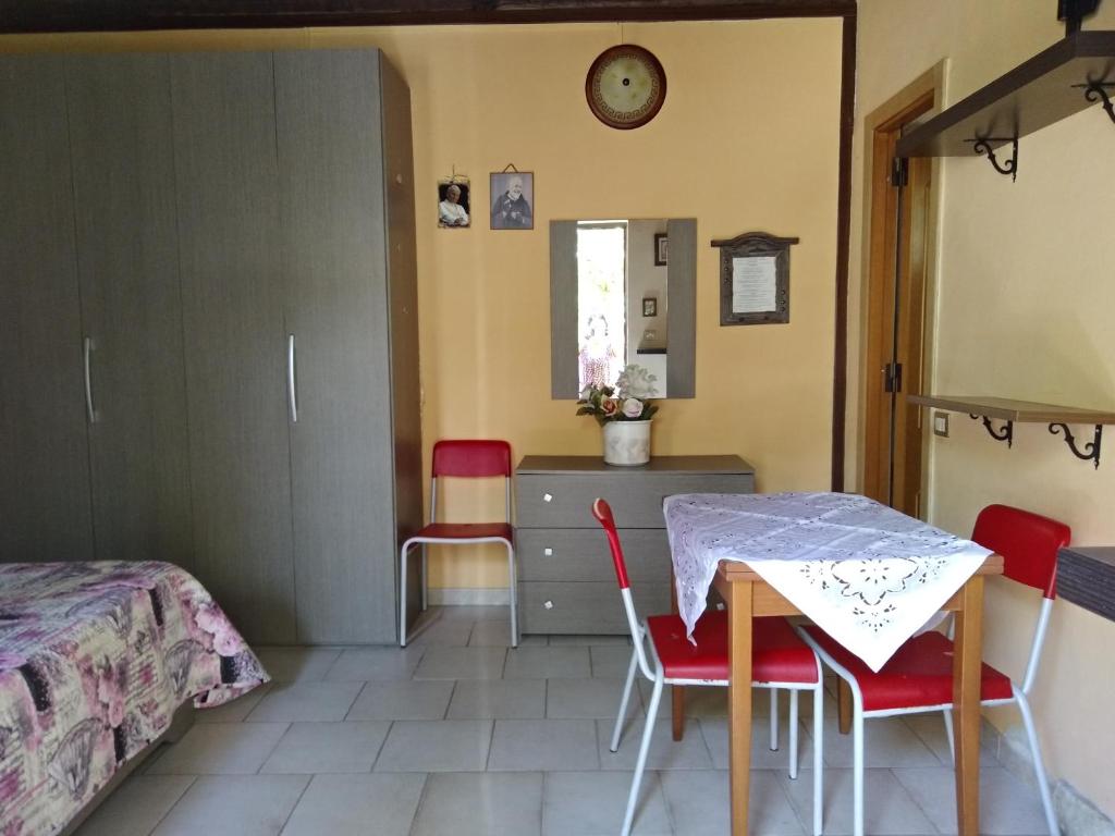 um quarto com uma mesa e cadeiras e um quarto em I colori del sole em Cagliari