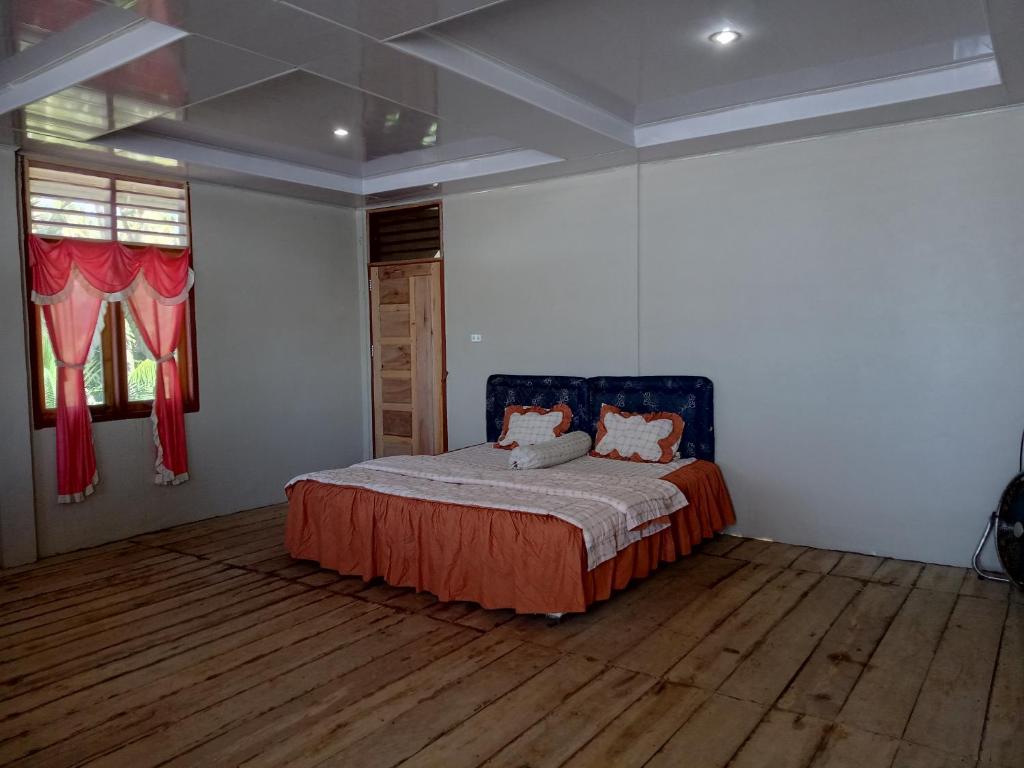 מיטה או מיטות בחדר ב-Yohanes Guest House Sorake Surf-Nias