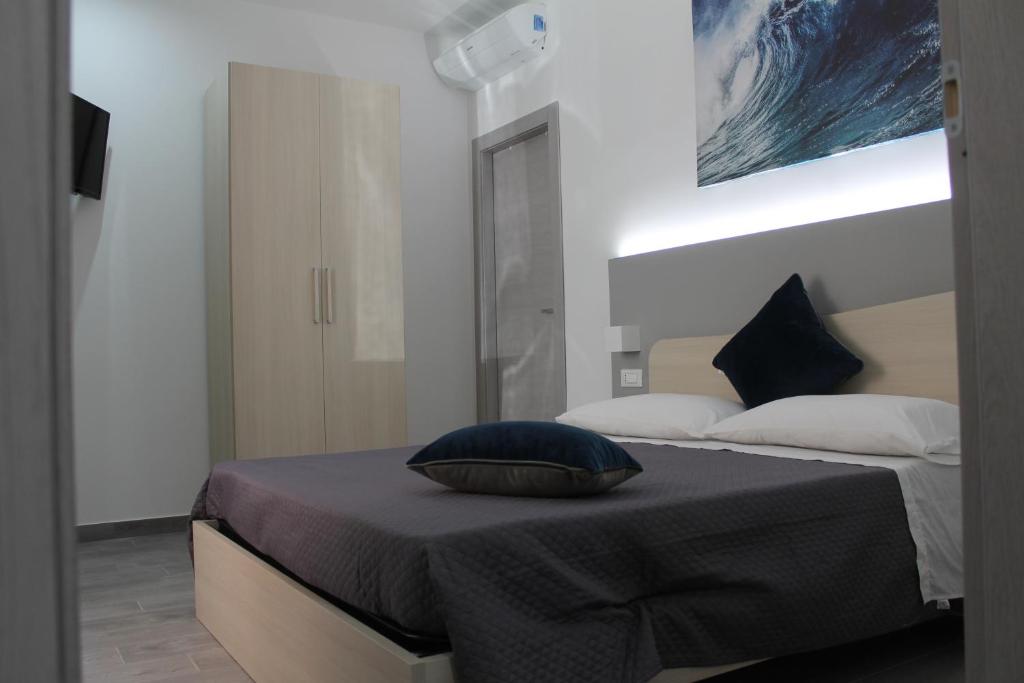 Posteľ alebo postele v izbe v ubytovaní BluMarine Appartaments