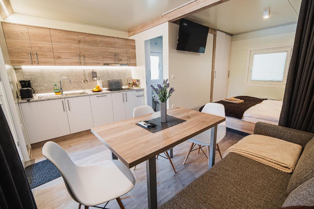 Kuchyň nebo kuchyňský kout v ubytování Premium Mobile Tree House with Thermal Riviera Tickets