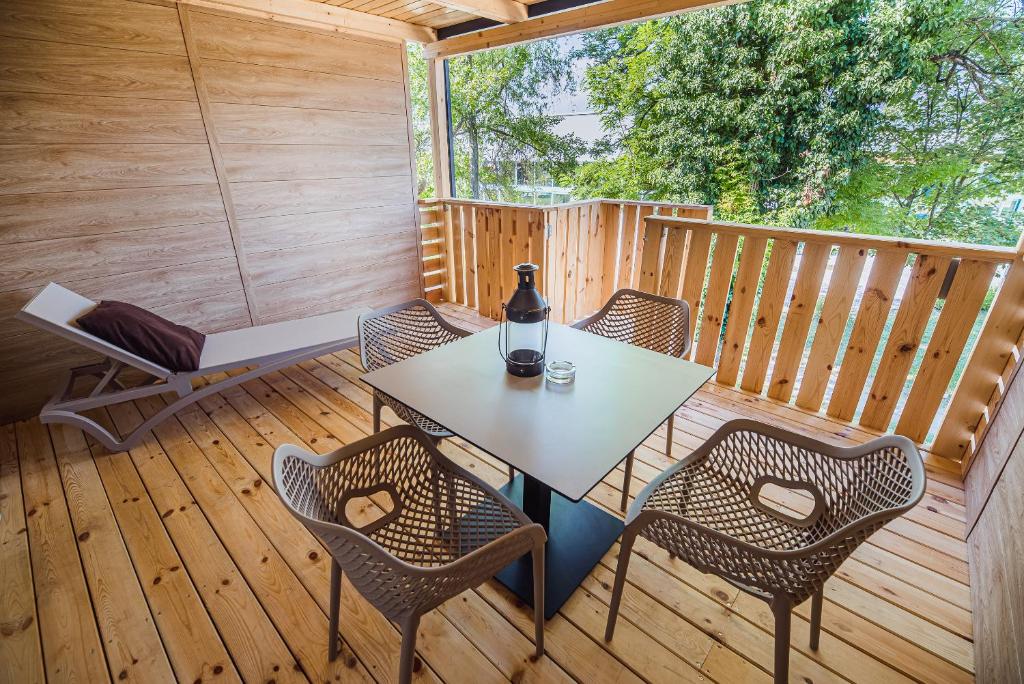 Balkón nebo terasa v ubytování Premium Mobile Tree House with Thermal Riviera Tickets