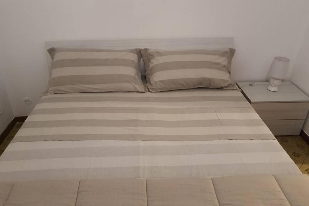 - un lit avec 2 oreillers dans l'établissement Maison Mafalda, à Surbo