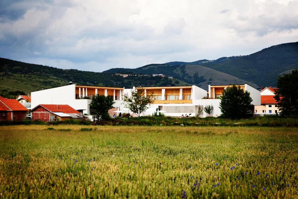 Nespecifikovaný výhled na hory nebo výhled na hory při pohledu z hotelu