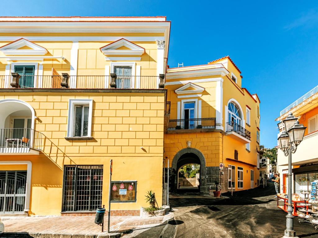 rząd żółtych budynków na ulicy w obiekcie Casa Neval Lacco Ameno w mieście Ischia