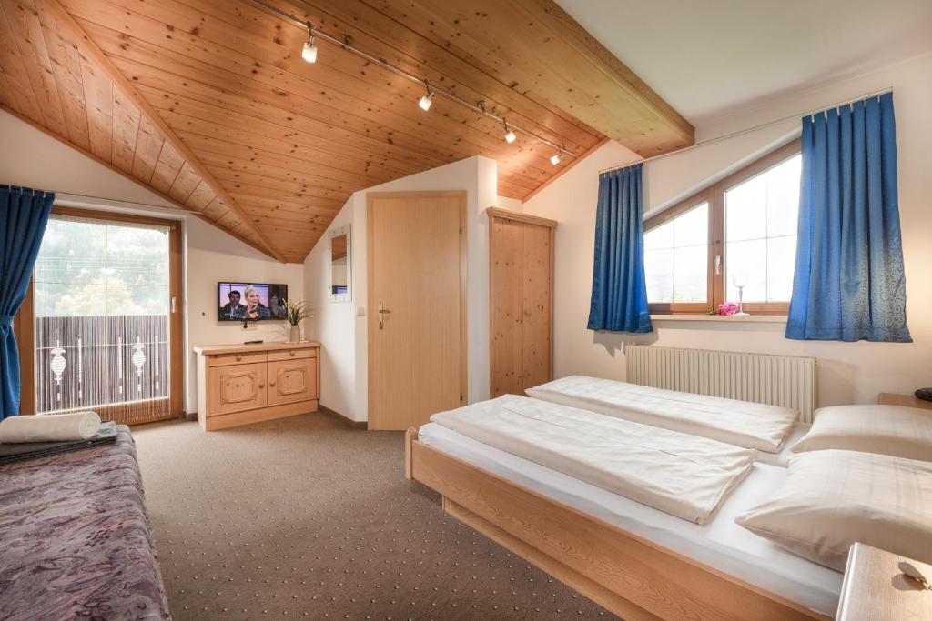 Postel nebo postele na pokoji v ubytování Gästehaus Gratz - inklusive Eintritt in die Alpentherme