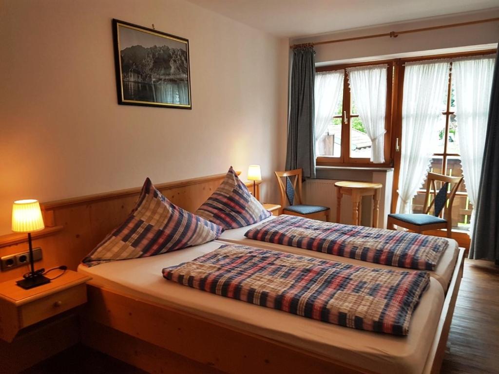 Postel nebo postele na pokoji v ubytování Gasthof Altes Forsthaus