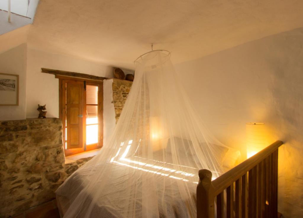 Postel nebo postele na pokoji v ubytování Casa en fortaleza medieval
