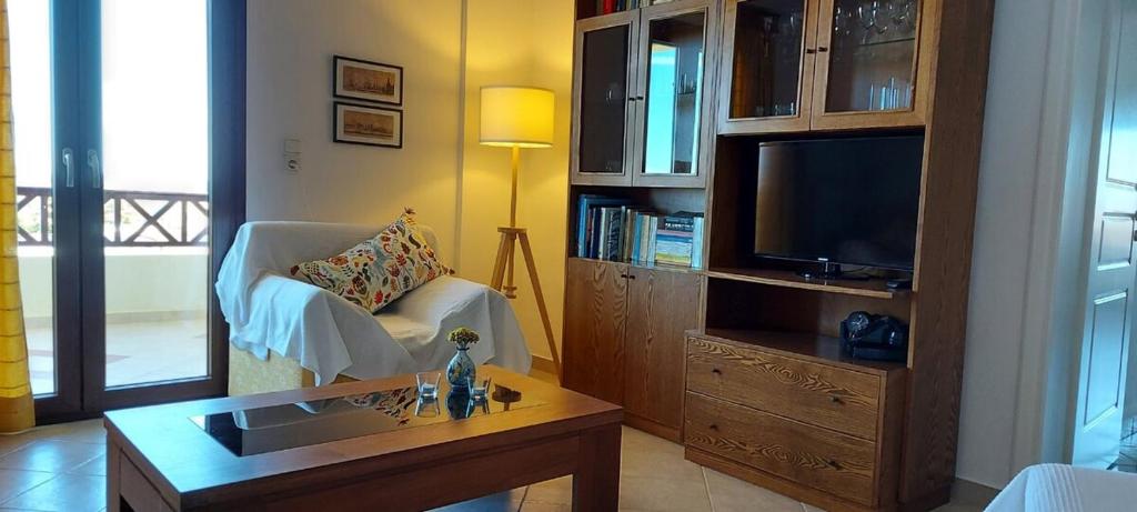 Televízia a/alebo spoločenská miestnosť v ubytovaní Villa Thalia