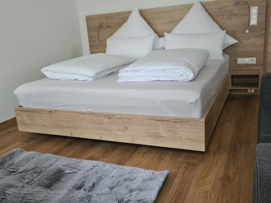 Postel nebo postele na pokoji v ubytování M-A-S-Hotel