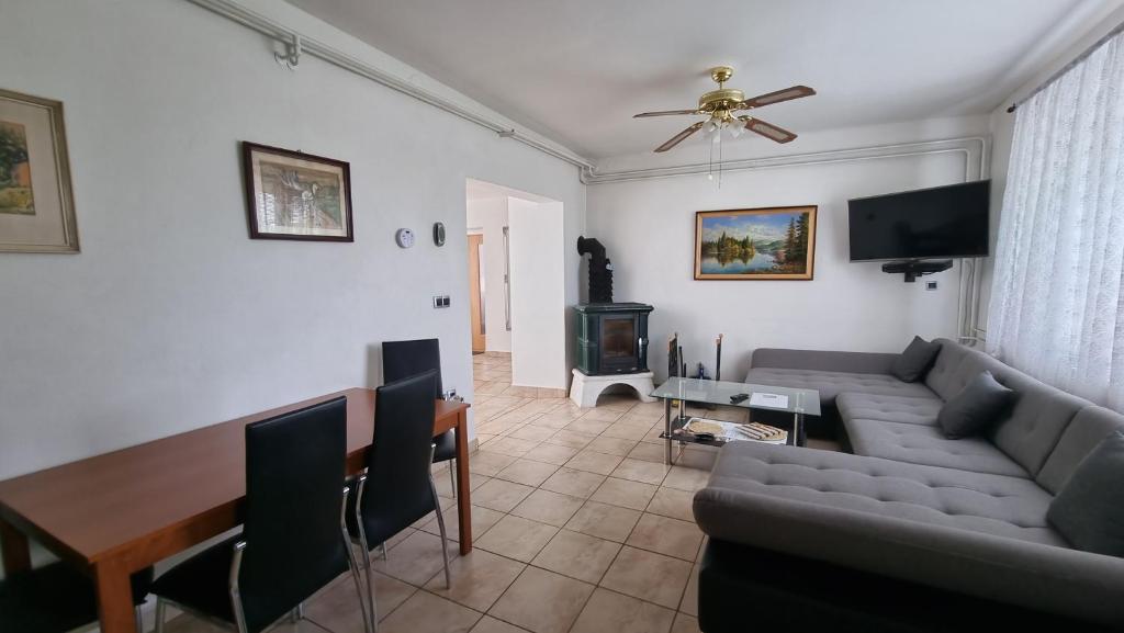 TV a/nebo společenská místnost v ubytování Apartmán Modré z nebe