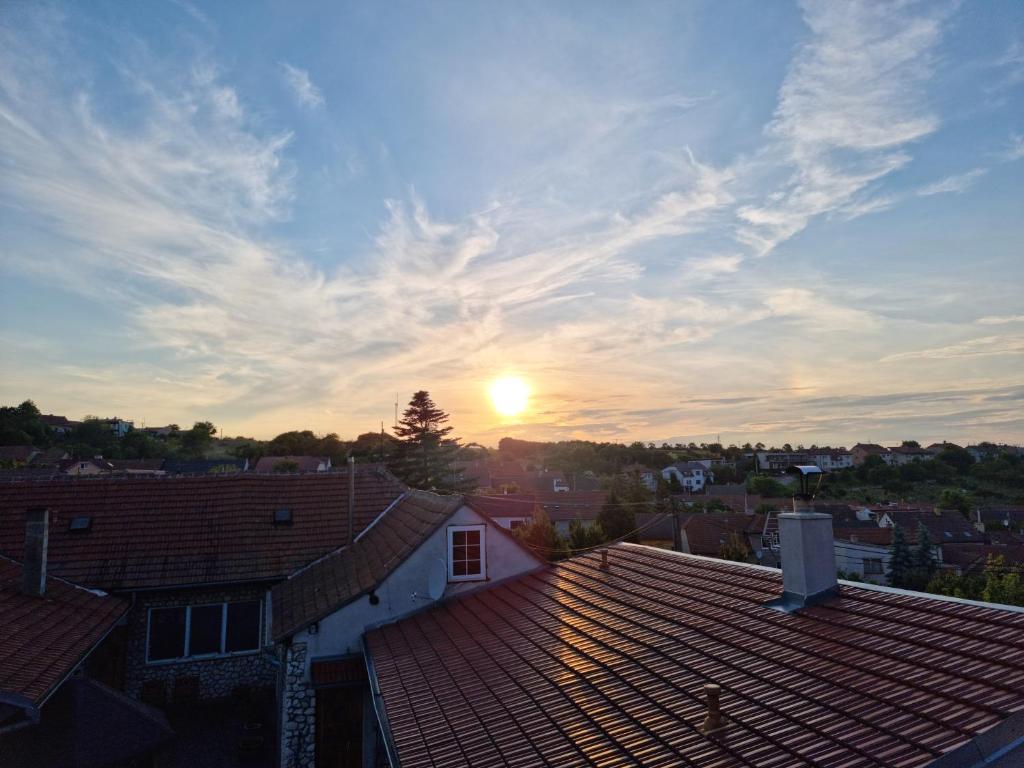 Východ nebo západ slunce při pohledu z apartmánu nebo okolí