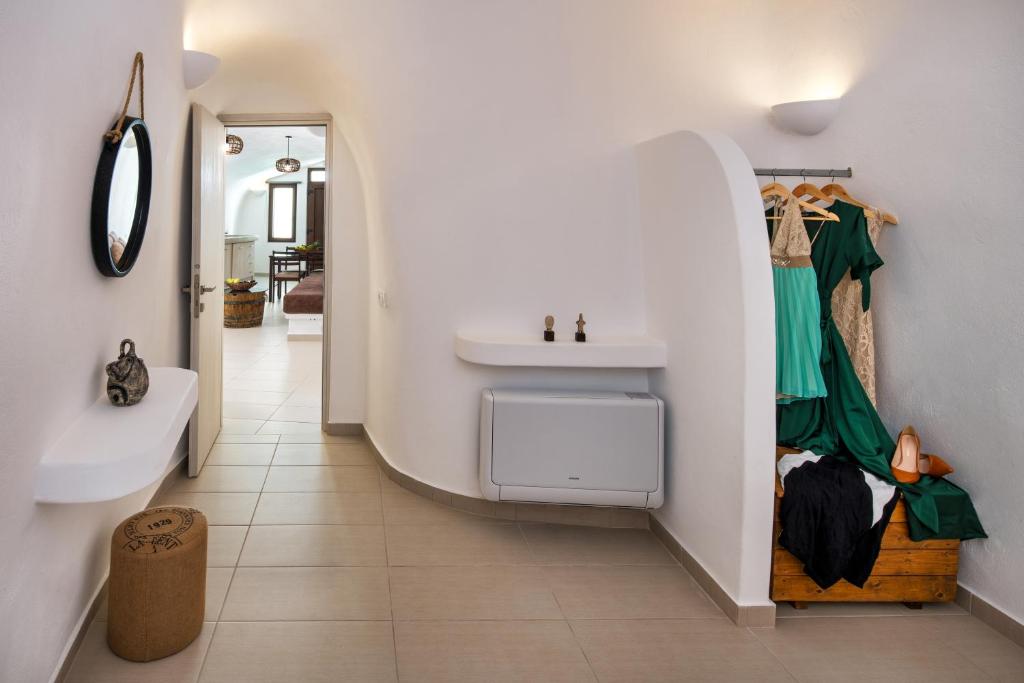 TV a/nebo společenská místnost v ubytování Aegean Mist Luxury Suites