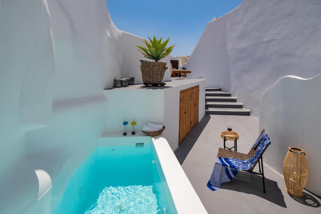 Bazén v ubytování Aegean Mist Luxury Suites nebo v jeho okolí