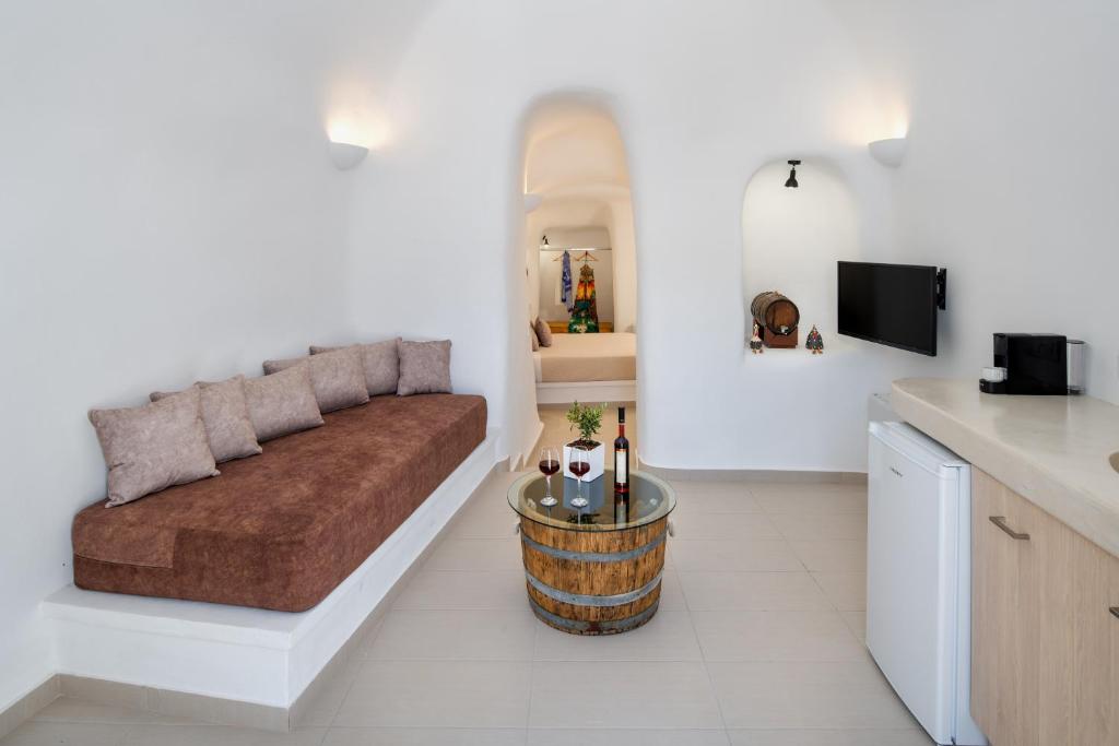 TV a/nebo společenská místnost v ubytování Aegean Mist Luxury Suites