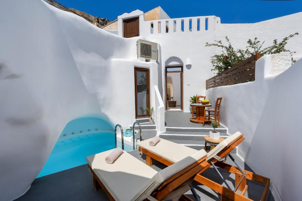 Bazén v ubytování Aegean Mist Luxury Suites nebo v jeho okolí
