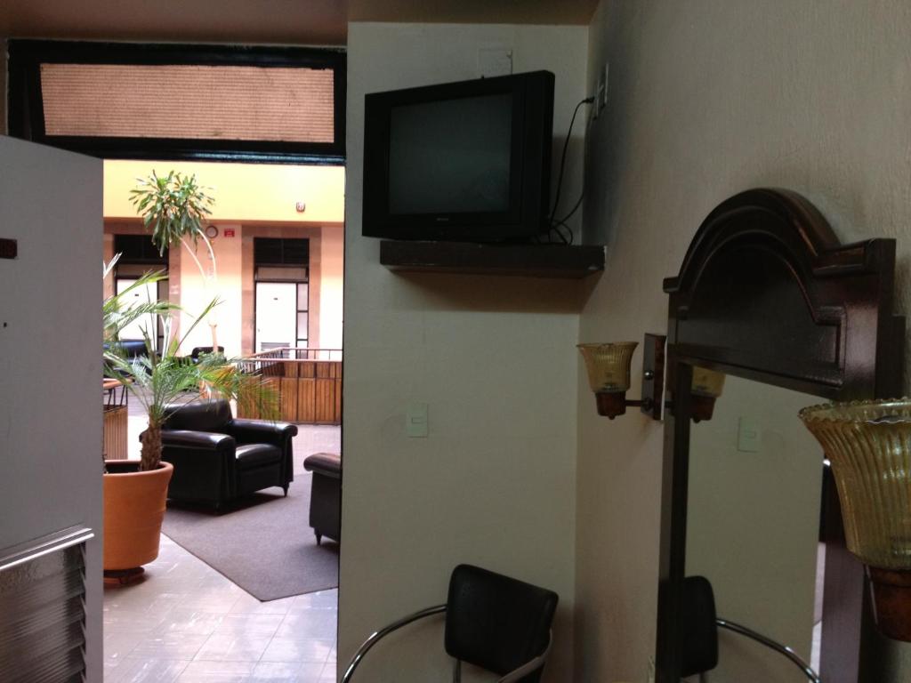 TV a/nebo společenská místnost v ubytování Hotel Gomez de Celaya