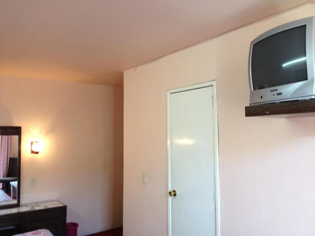 TV a/nebo společenská místnost v ubytování Hotel Gomez de Celaya