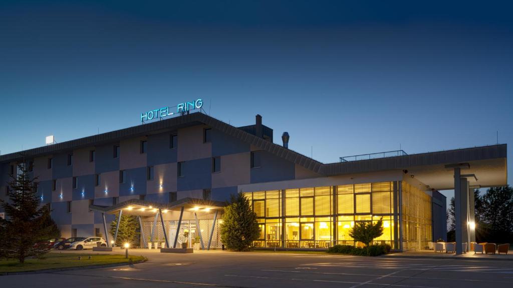 un grand bâtiment avec un panneau en haut dans l'établissement Hotel Ring, à Orechová Potôň