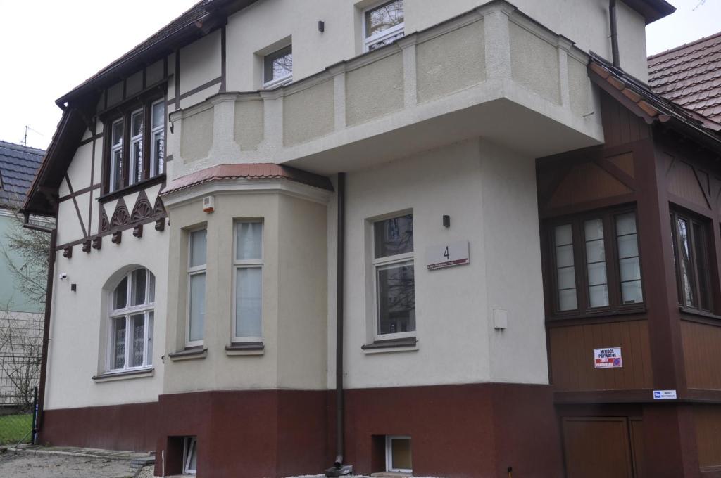 budynek o bieli i brązie w obiekcie Pokoje na wynajem Gdańsk w Gdańsku