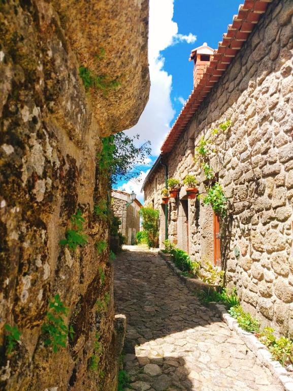 an alley in an old stone building at Casa dos Sequeiras in Monsanto