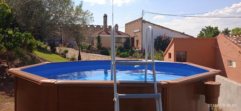 una gran piscina profunda con una escalera en el patio trasero en CASA TURÍSTICA Villa Carmen, CON CHIMENEA, AMPLIA ZONA DE JARDÍN, BARBACOA, PISCINA Y GARAJE, en Arenzana de Abajo