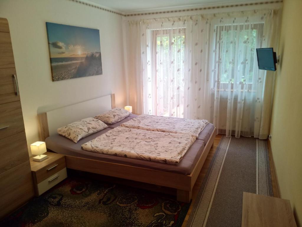Schlafzimmer mit einem Bett und einem Fenster in der Unterkunft Apartment Barbara in Regensburg