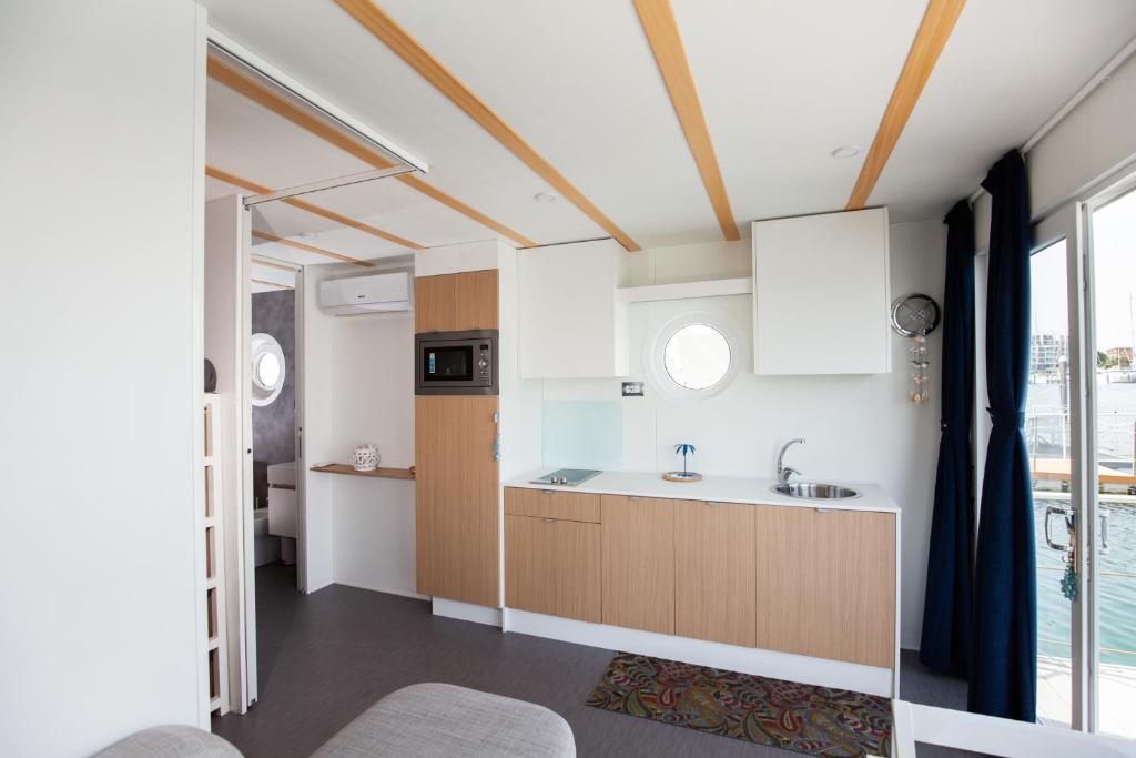 Kuchyň nebo kuchyňský kout v ubytování House Boat Rimini Resort