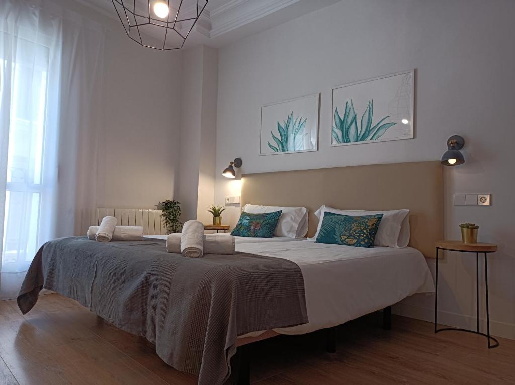 ein Schlafzimmer mit einem großen Bett in einem Zimmer in der Unterkunft Pension Boutique Doña Urraca in Burgos