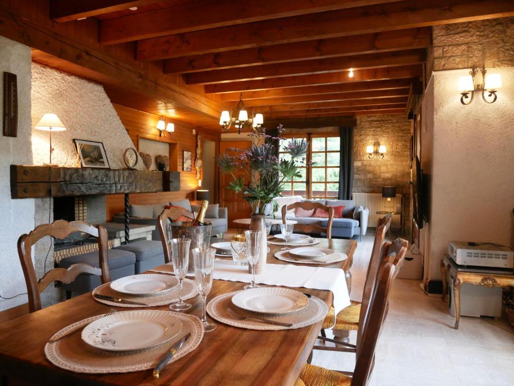 een eetkamer met een houten tafel en stoelen bij Chalet Horizon Blanc in Megève