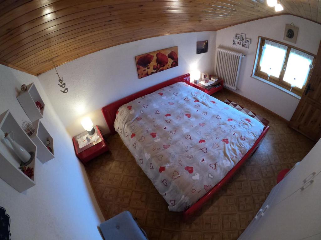 A bed or beds in a room at Casa Aurora -Altopiano di Pinè