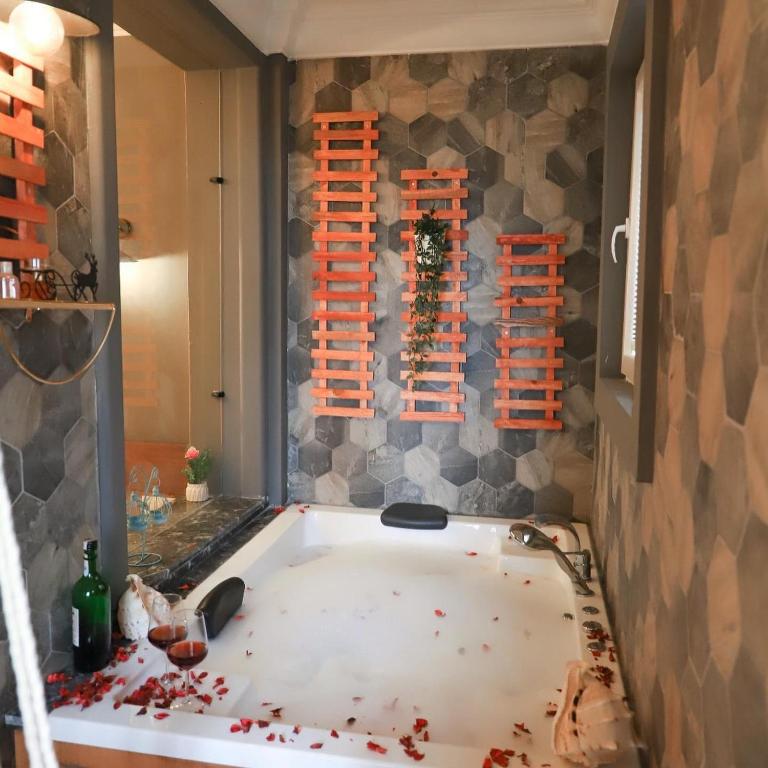 BetaS GuestHouse - Suite With Hot Tub