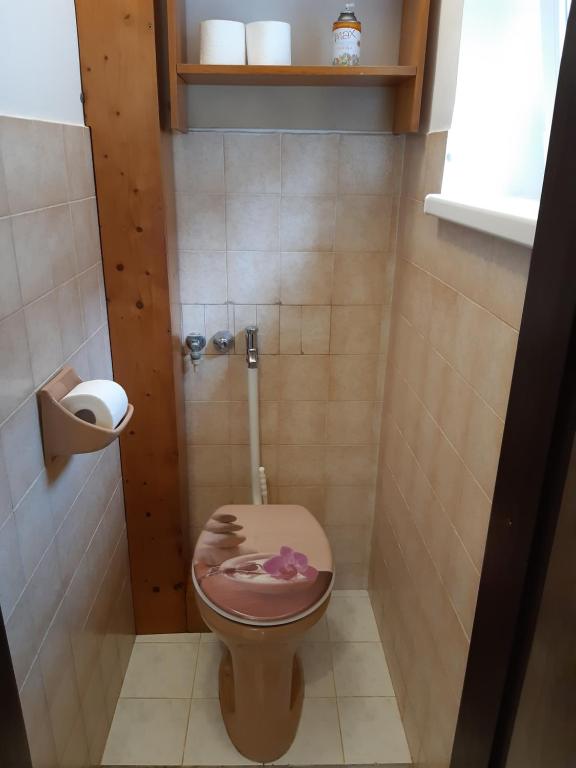 A bathroom at Levendula Vendégház