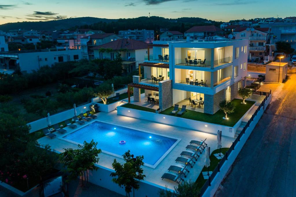 uma villa com piscina à noite em Villa Corcovado em Vodice