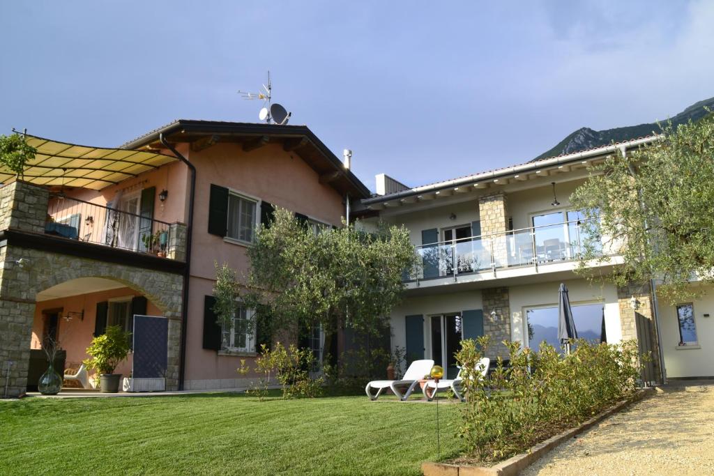 una casa con césped delante en "Villa Giulia Nicole" Apartaments- Country House, en Malcesine
