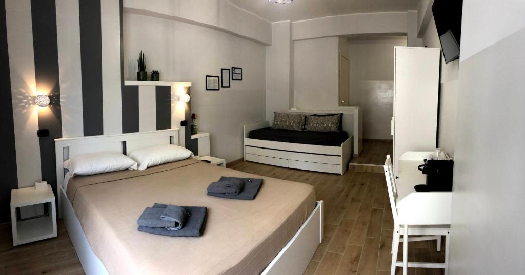 ローマにあるAvec Moi Romaのベッドルーム1室(ベッド2台、タオル付)