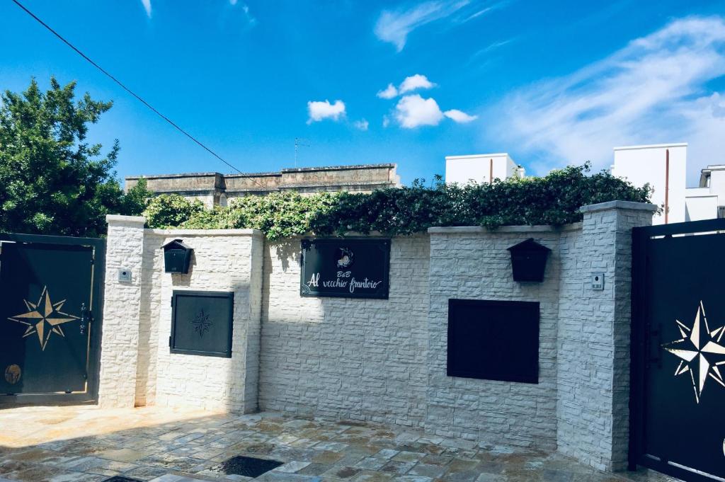 a brick wall with ivy on top of it at AL VECCHIO FRANTOIO in Manduria