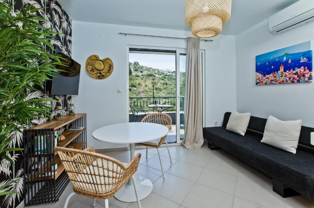 Uma área de estar em Luxurious Apartments Maslina with Beach