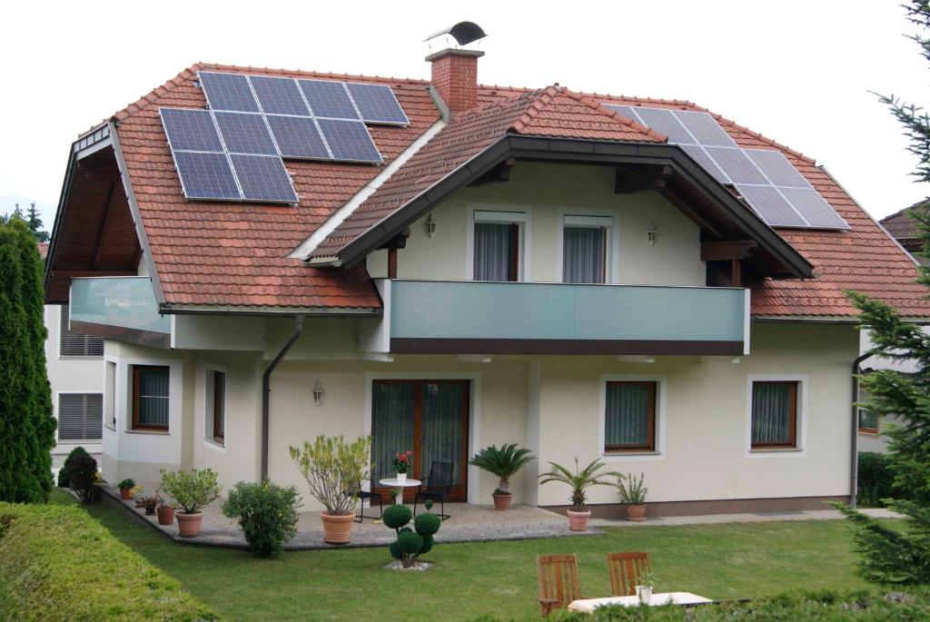 a house with solar panels on the roof at Ferienwohnungen Gerti in Klopein am Klopeiner See