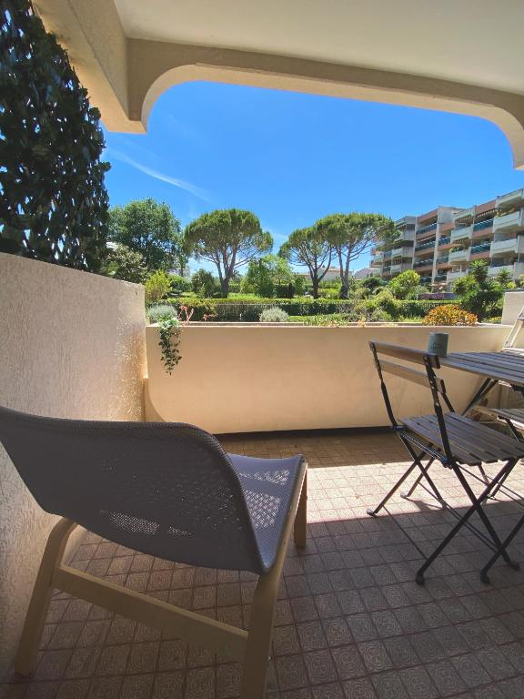 d'une terrasse avec une table et une chaise sur un balcon. dans l'établissement Le Maya - studio avec piscine Antibes, à Antibes